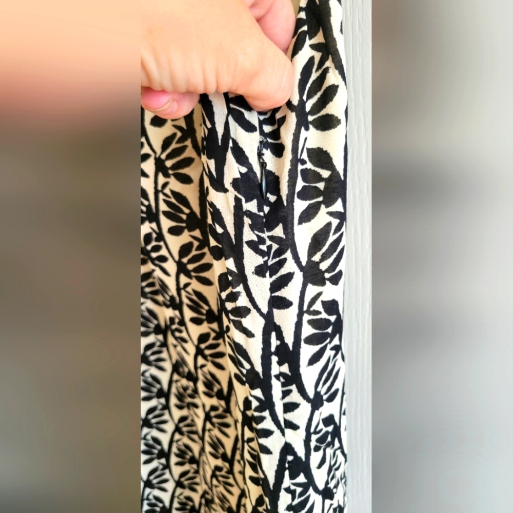 181 - 🌿 Palm Chic V-Neck Dress | Side Zip & Fully Lined - Picture 4 of 6